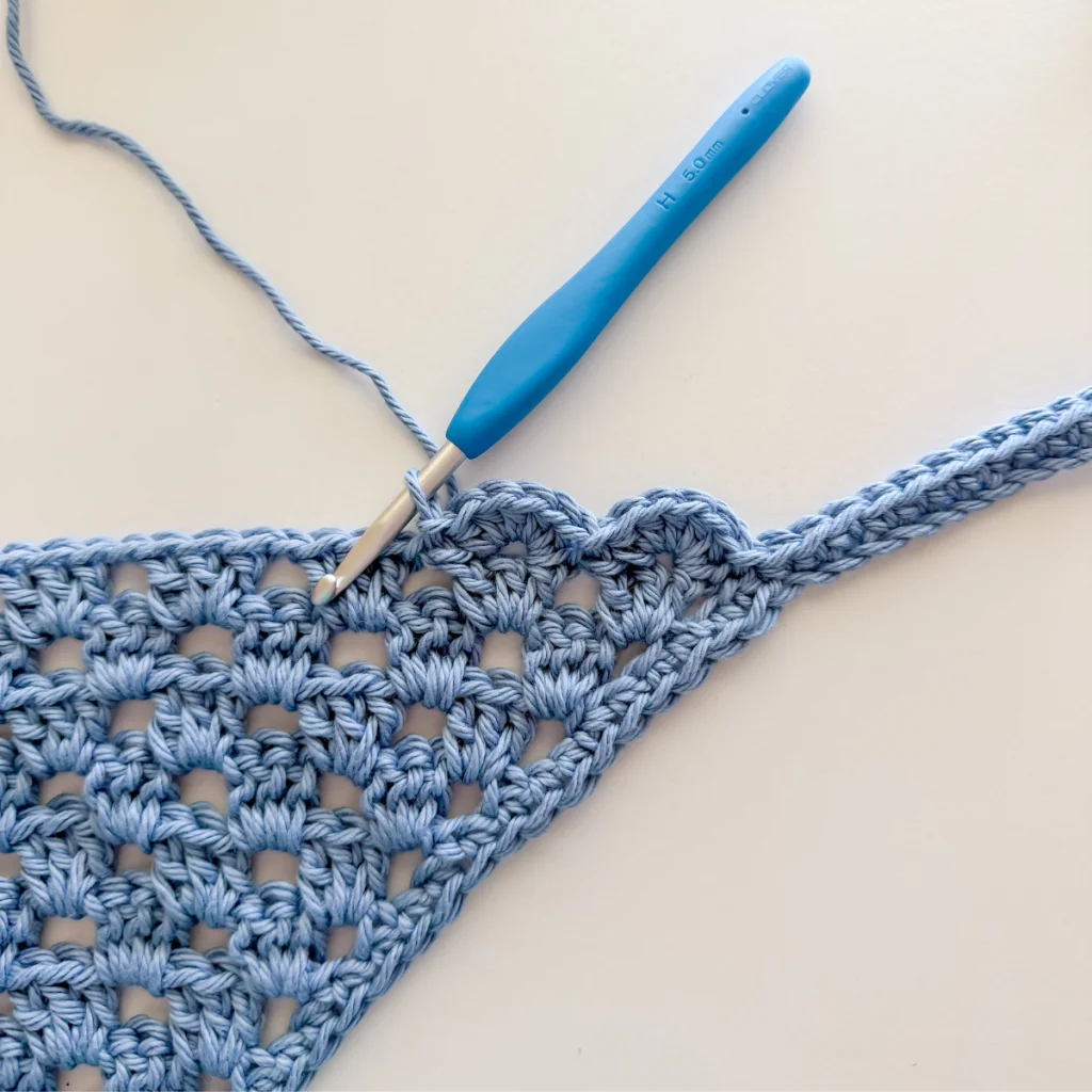 starting of the shell like border on the granny bandana