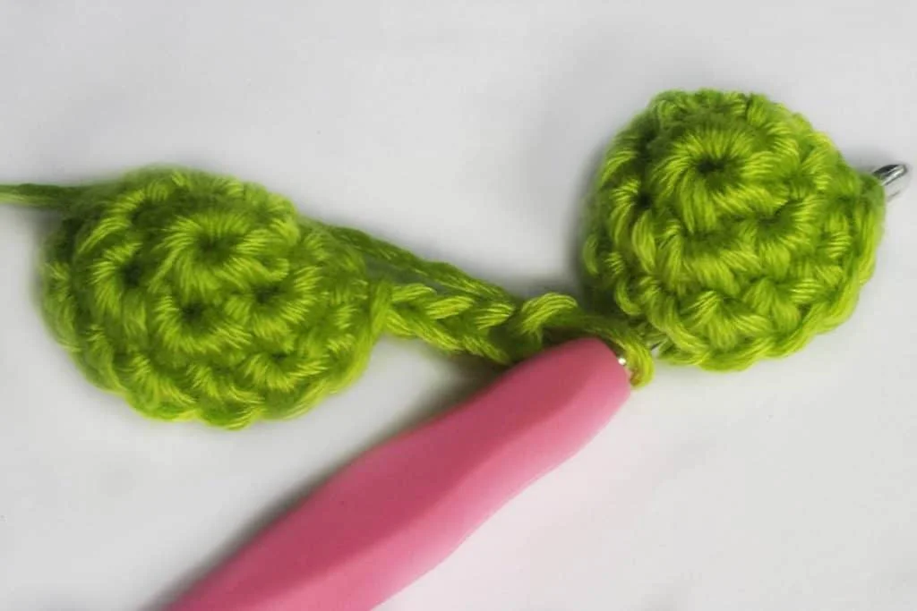 attaching crochet frog eyes together