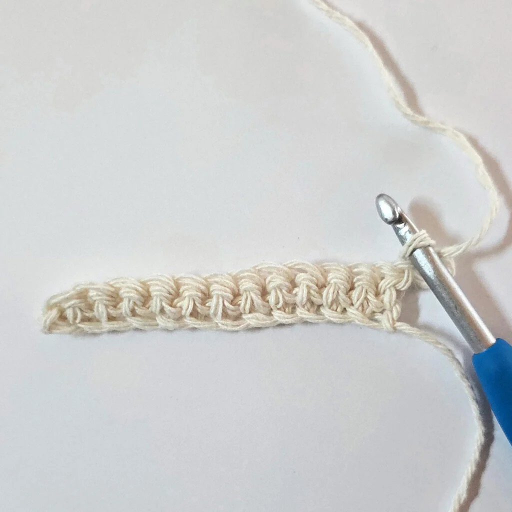 How to make crochet double stitch in rows.