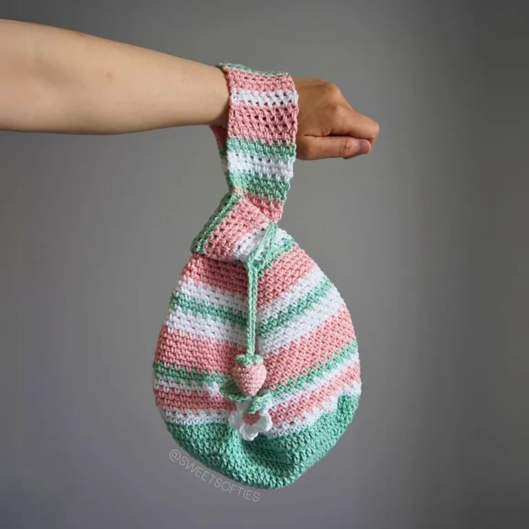 Best Easy Strawberry Knot Bag · Free Crochet Pattern